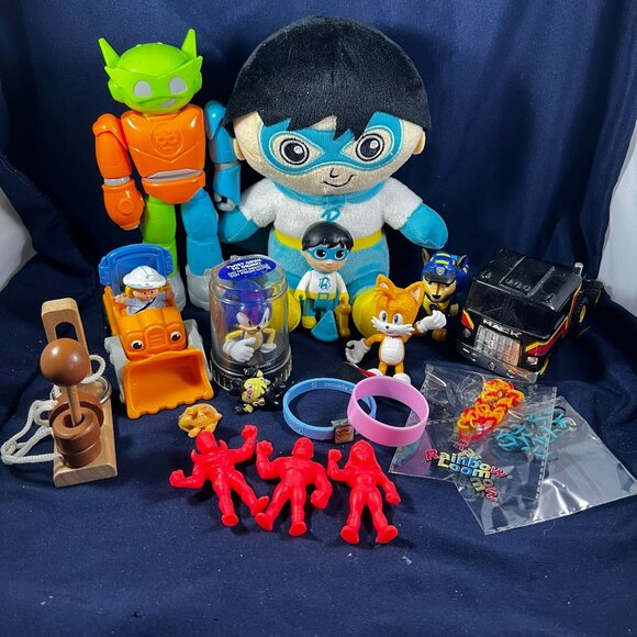 Other - Lot Of 18 Assorted Toys With Plush Figures Vehicles Wristbands & Rainbow Loom